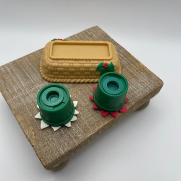 Vintage Avon Christmas Poinsettia Salt and‎ Pepper Shakers in a Basket - Picture 7 of 7